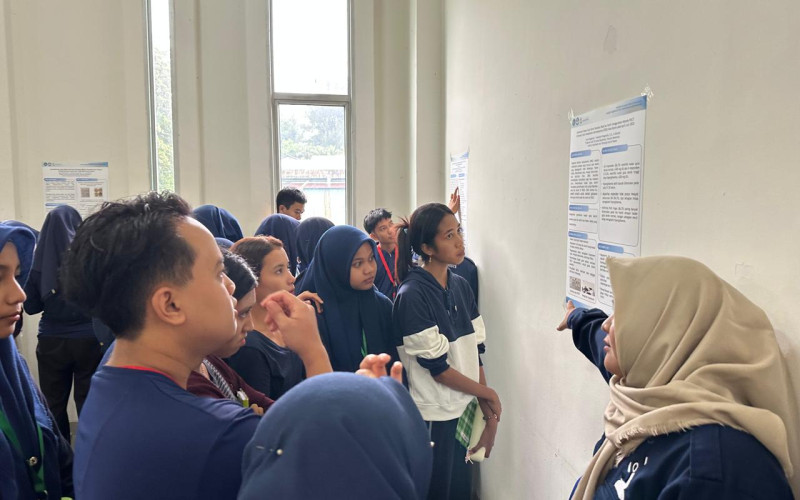 Hari ke-3 PKKMB IKT Kartini Batam: Expo Pameran Poster Penelitian Mahasiswa D3 Analis Kesehatan